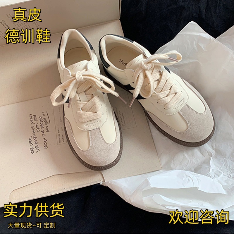 ブドウのお母さんは同じ本革の白い靴です。|undefined