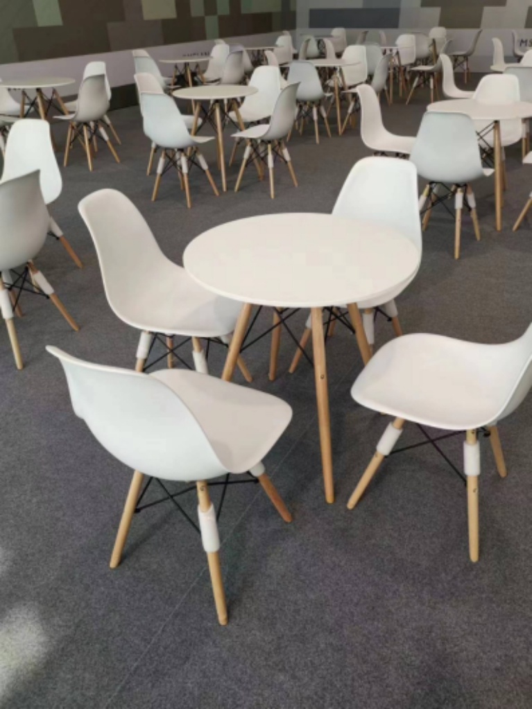 Negociación nórdica, recepción, combinación de mesas y sillas, balcón doméstico simple, mesa redonda pequeña de madera maciza, silla de tienda de té con leche de café