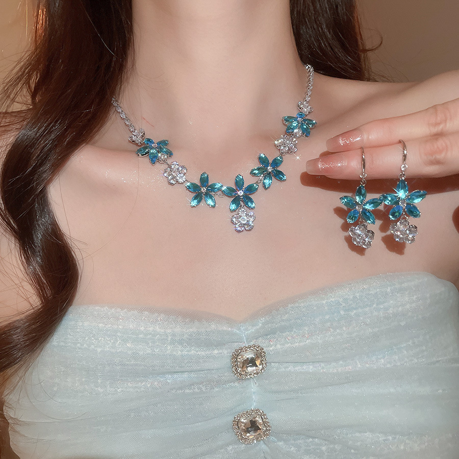 Collar de aretes cuadrados con incrustaciones de diamantes de dos piezas de moda, lujo ligero, collar de alta gama, temperamento exquisito, conjunto de joyas de todo fósforo