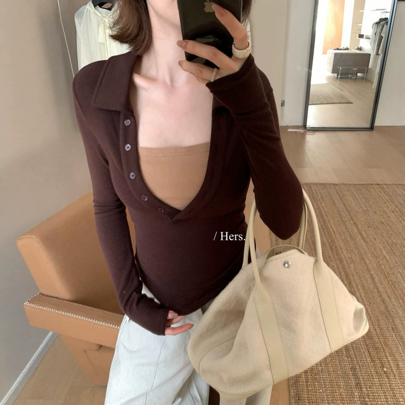 Hers a sweet and simple everyday color-block slim-fit long-sleeve T-shirt for women, perfect as a base layer in spring and autumn