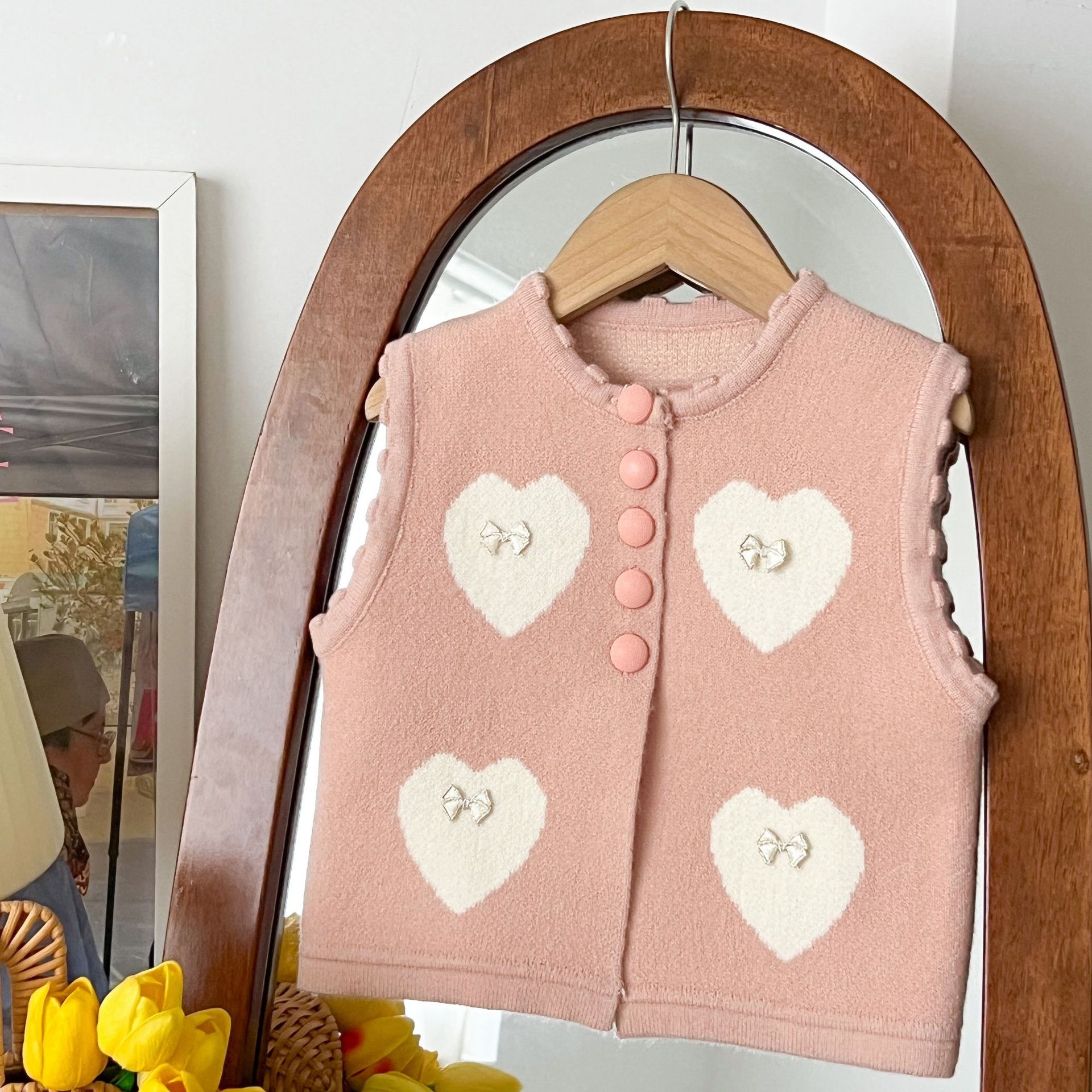 Niñas 2025 otoño y invierno nuevo chaleco de punto coreano estilo extranjero bebé de cuello redondo amor chaleco de punto cardigan