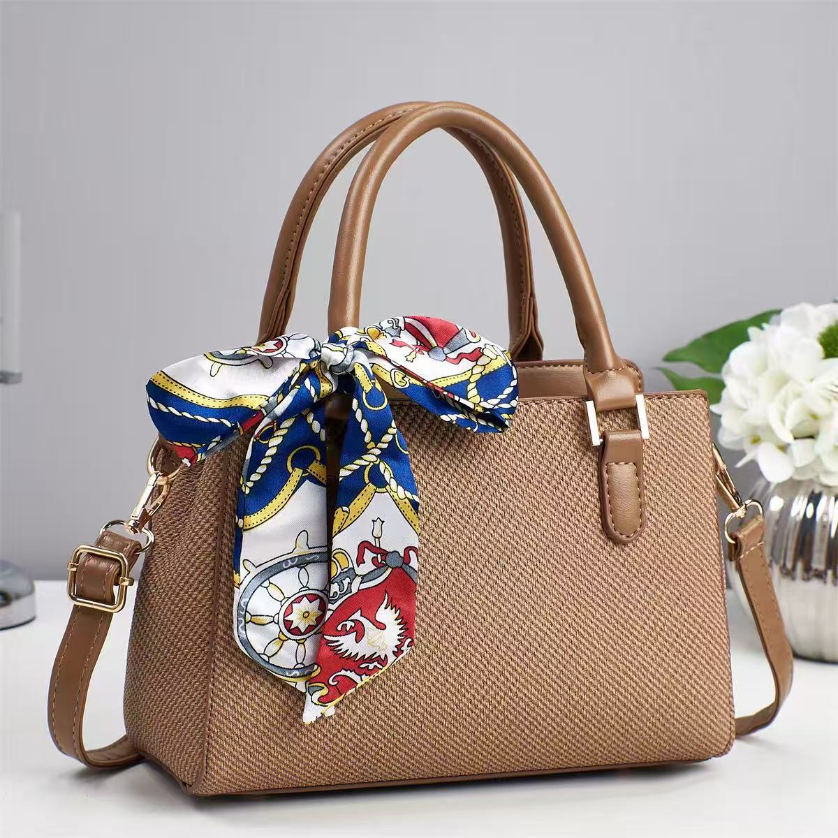 Bolso portátil transfronterizo 2025 primavera nuevo temperamento de un solo hombro diseño de nicho casual bolso femenino mensajero pequeño bolso cuadrado