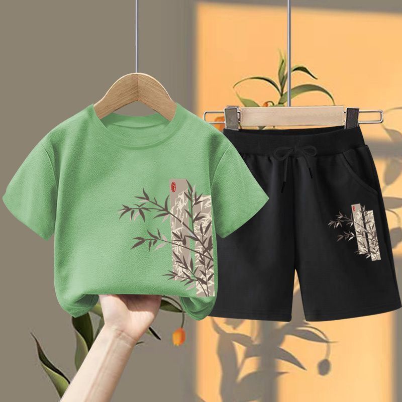 (티셔츠 연두색 + 끈이 달린 검은색 반바지) 왼쪽 아래 대나무