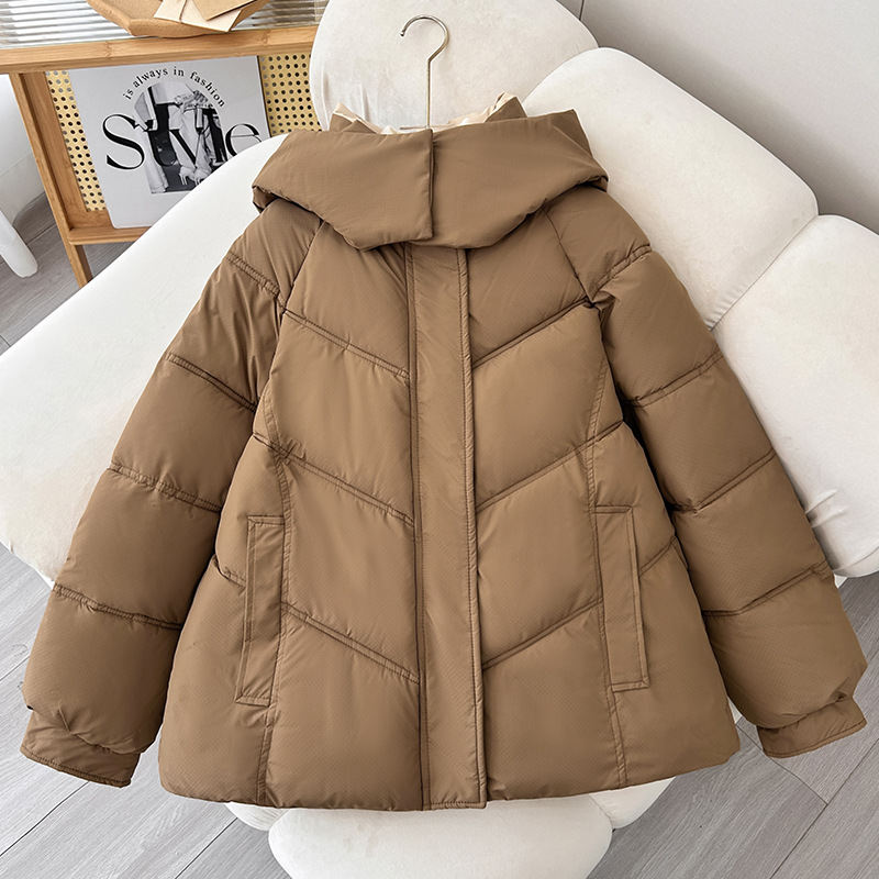 Capa de algodón de pluma para mujeres 2024 invierno nuevo corto hombre pequeño estilo suelto encapuchado de color engrosado chaqueta de algodón