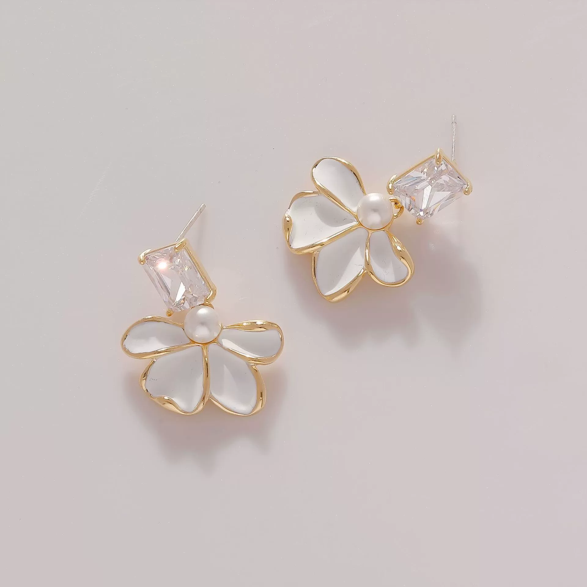 Retro design universal earrings, french style, light luxury style, flowered