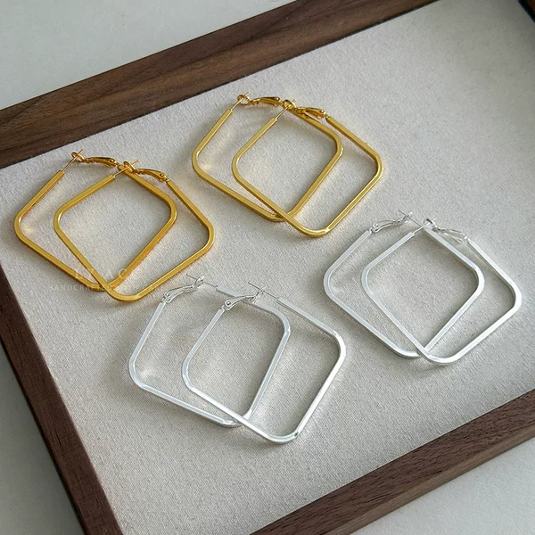Minimalist smooth rounded square large hoop earrings, ancient gold and silver geometric design, slimming, versatile for commuting, light luxury plain hoop earrings for women