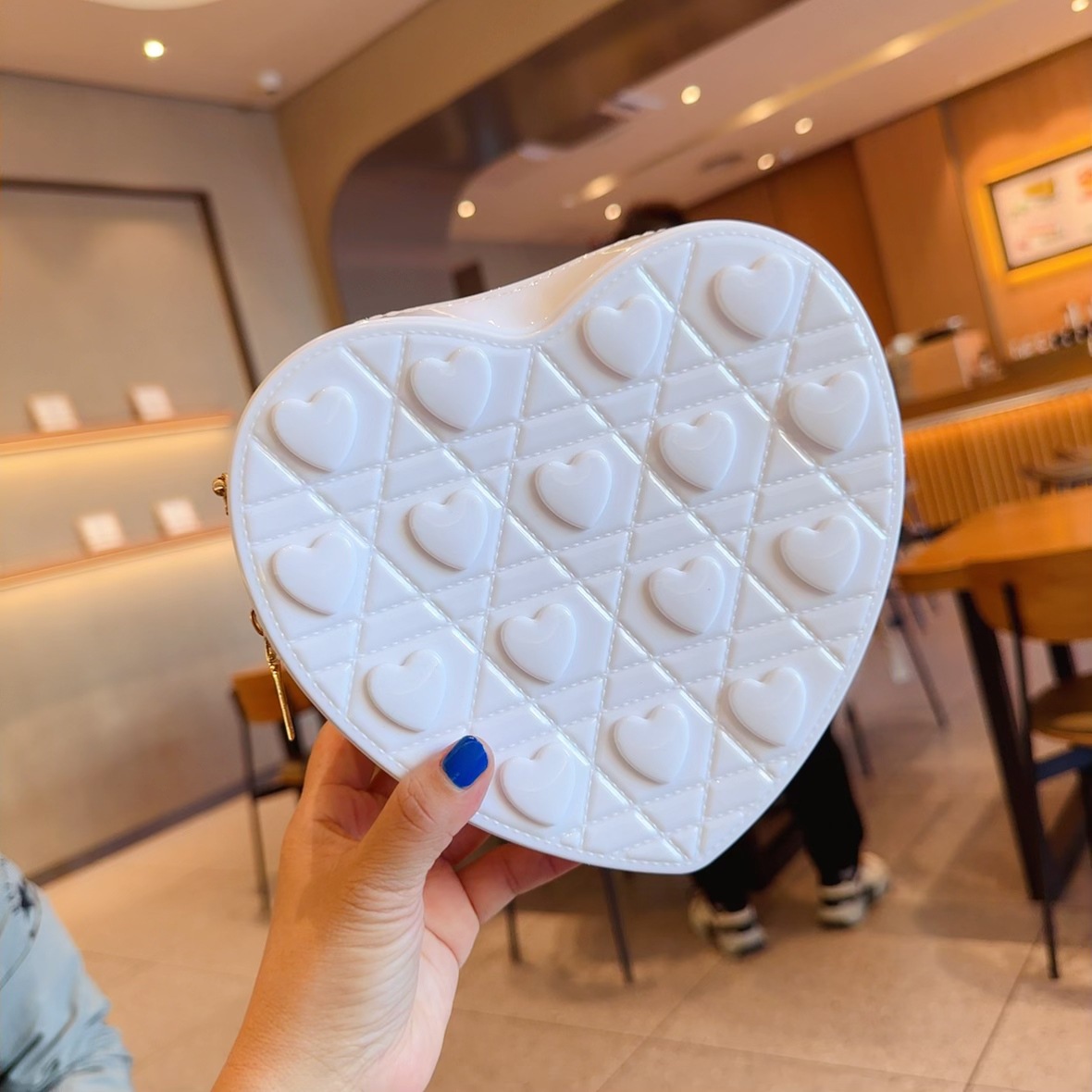 The 2025 new heart-shaped bag is a fashionable and versatile single-shoulder crossbody small bag. It's a cute jelly bag for women in summer undefined