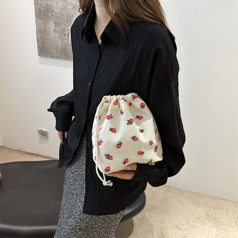 Bolsos de fresas lindos para mujeres 2024 nueva moda bolsas de cubo de velcro simple pequeño fresco de hombro mochila de moda