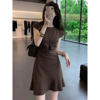 法式小资棕色收腰小裙子女夏2026超火减龄绝美巨好看的气质连衣裙