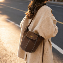 2026新款磨砂麂皮水桶包南瓜包女简约潮小众设计单肩腋下斜跨包包