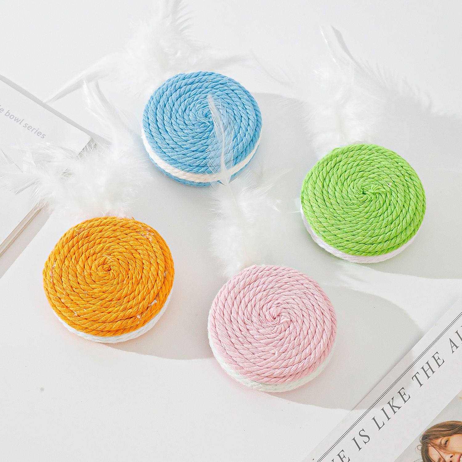 Los fabricantes de juguetes de cuerda de algodón para mascotas almacenan tarjetas colgantes al por mayor Macarons Serie de cuerda de algodón Juguetes para gatos Explosiva transfronteriza Mascotas