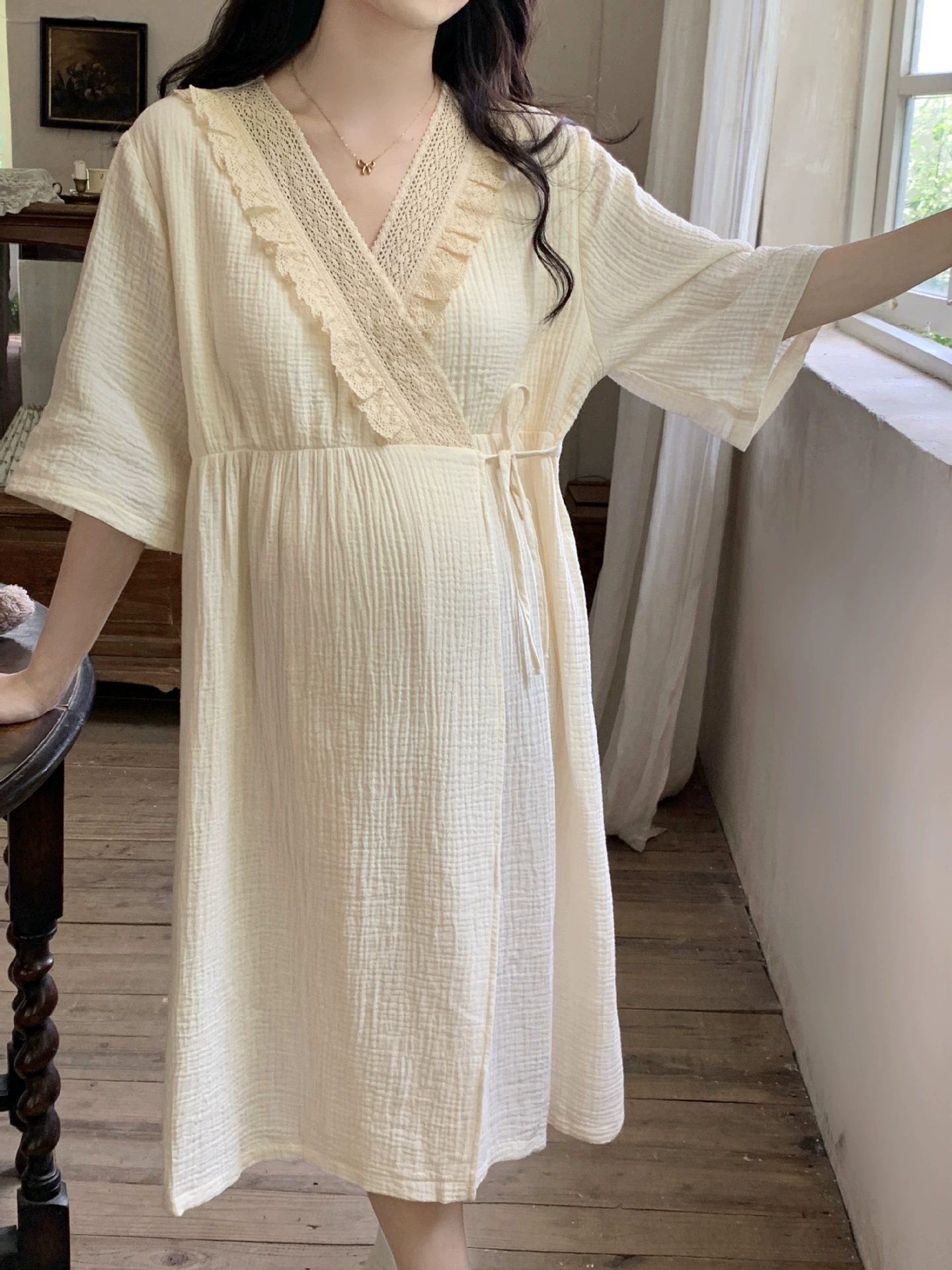 Vestido de maternidad en algodón blanco con abertura discreta para lactancia