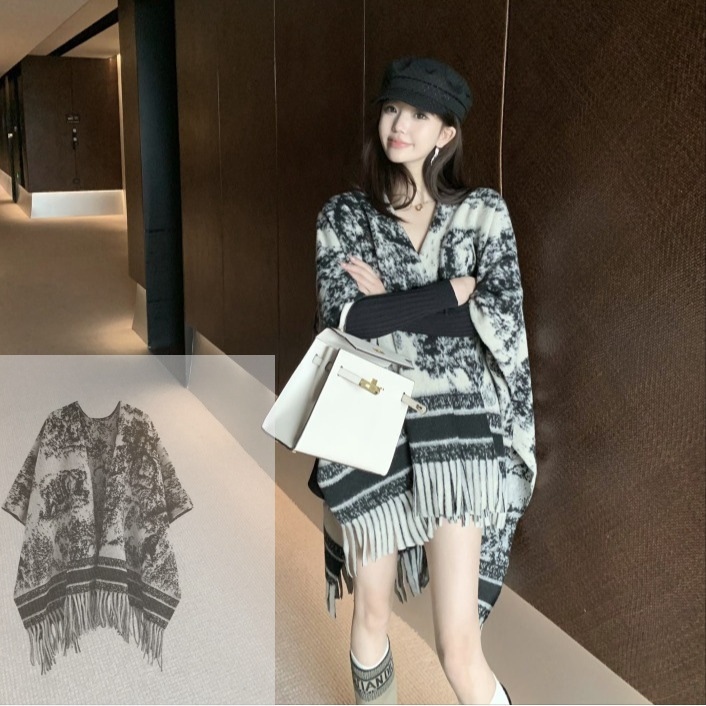 Chal largo estilo pintura en tinta, retro con borlas, elegante y decorativo