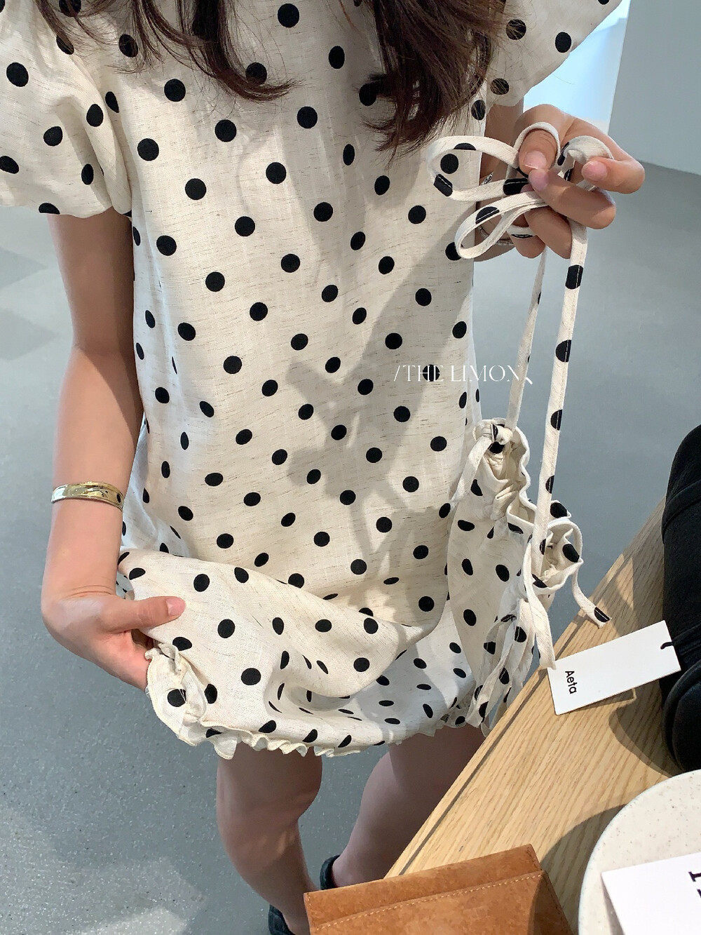 Đầm maxi nữ chất liệu tencel linen chấm bi tay bồng cổ điển — Gai mè chi tiết 17