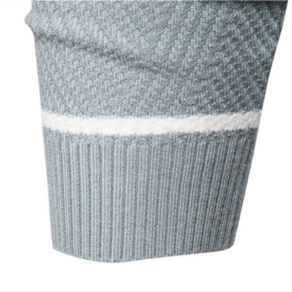 Demi-season two-tone knitted sweater for leisure with a round collar