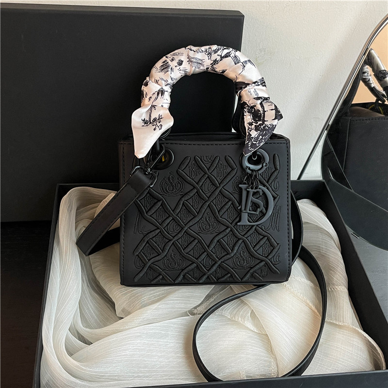Cross-Border National Style Heavy Embroidery Handbag, Princess Diana Style Bag for Women, High-End Light Luxury Crossbody Bag, 2026 New Versatile Bag