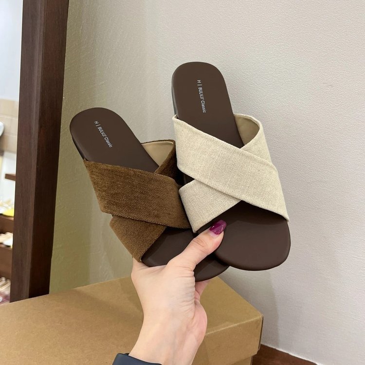 Retro ethnic mule