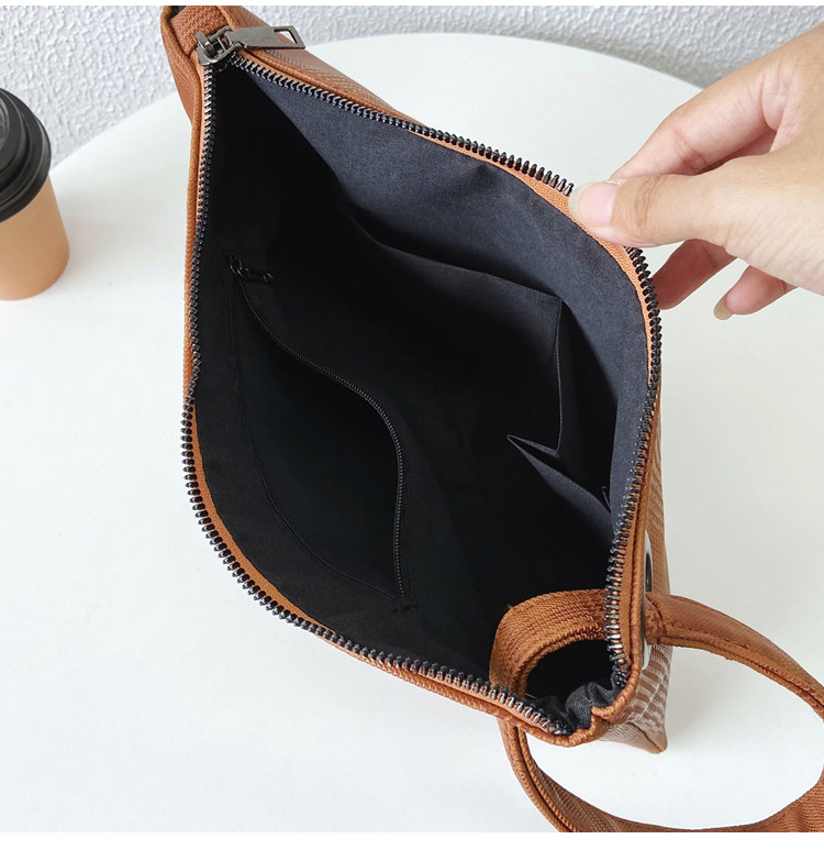 Women's Large Pu Leather Solid Color Vintage Style Zipper Envelope Bag display picture 17