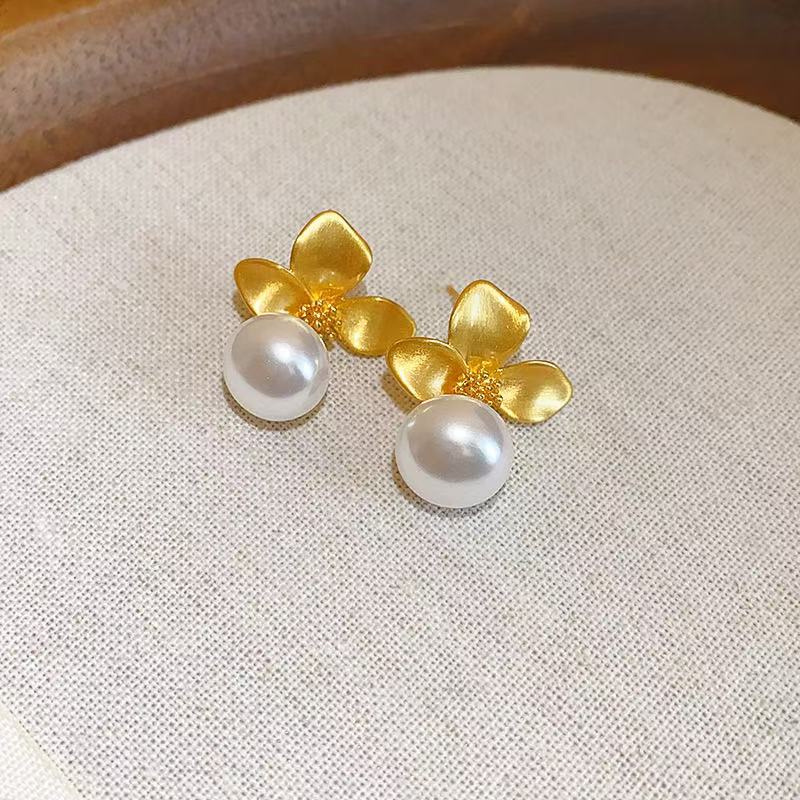 Diseño especial de pendientes de plata esterlina de flores de tres pétalos, pendientes de temperamento ligero de lujo de alta calidad, perlas de joyería universal para mujeres