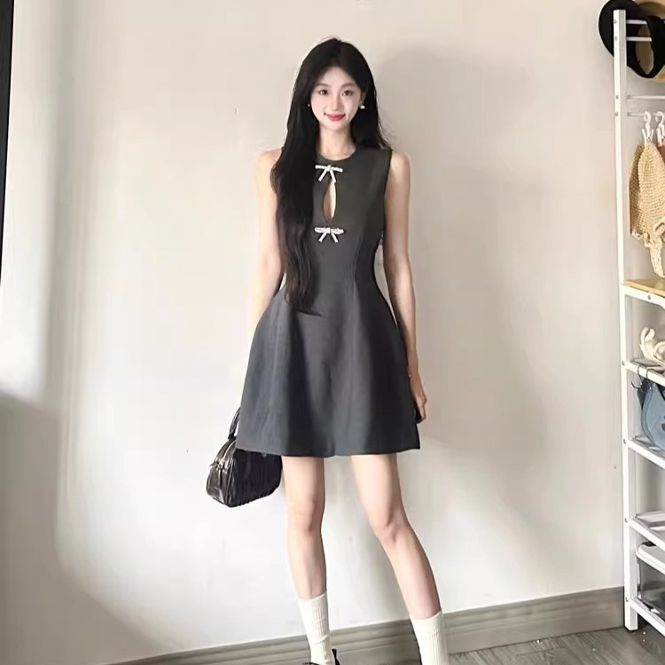 Retro fitted dress with bow sleevless