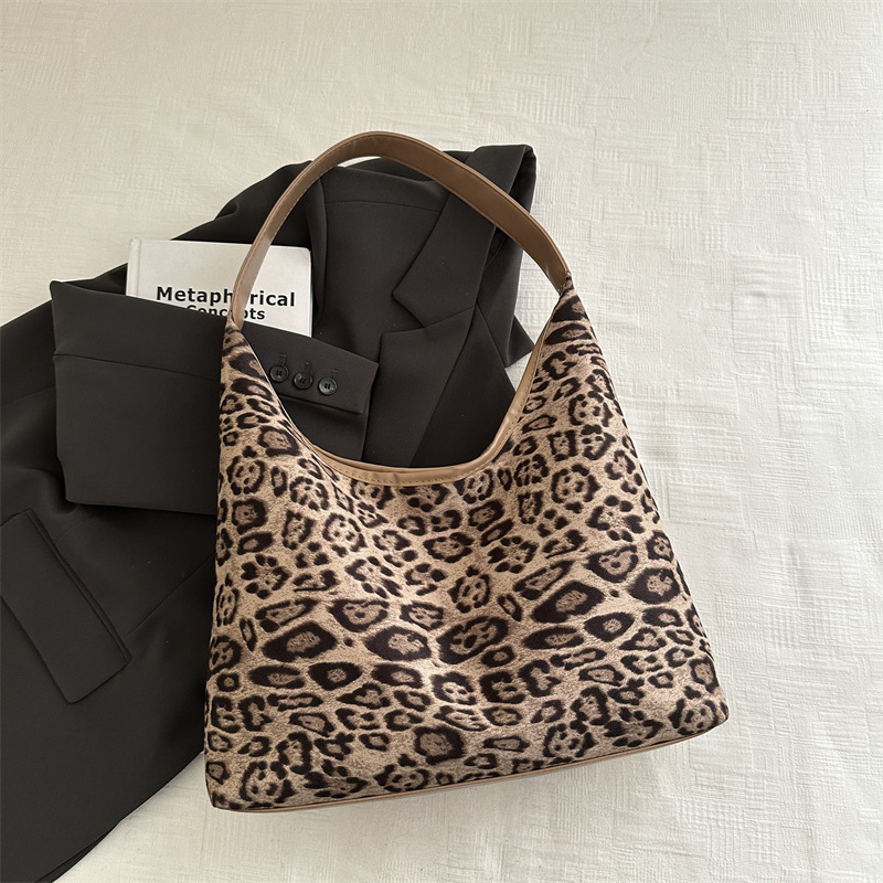 Bolsa de moda retrógrada con patrón de leopardo para mujeres, bolso de hombro casual de gran capacidad coreana, invierno 2024 nuevo bolso de brazo para mujeres