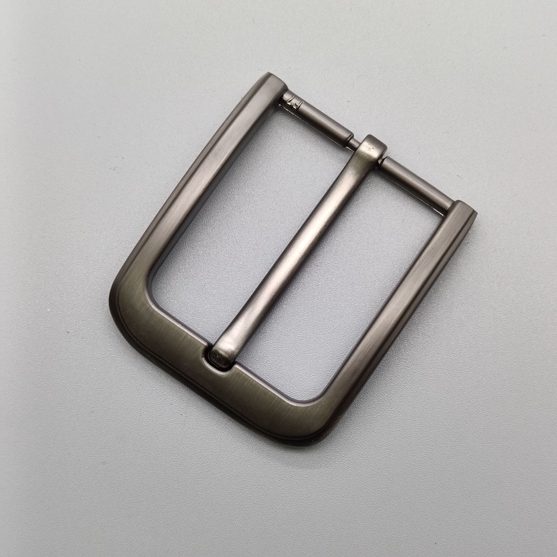 Comercio exterior al por mayor cinturón de aleación para hombres de alta gama hebilla 4.0 cinturón hebilla tipo aguja pistola de cuero dibujo negro