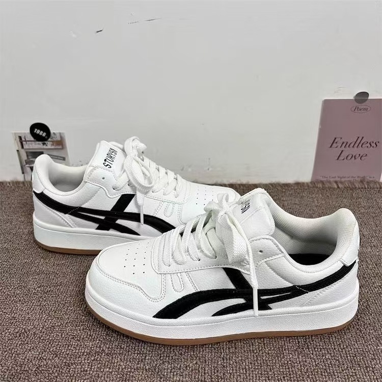Zapatos de hombre con suela gruesa aumentada de altura crema, zapatos blancos bajos, zapatos de hombre de otoño, zapatos de skate de entrenamiento moral.
