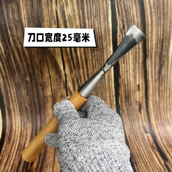 Deep round 2.5cm sharpened with handle (sandpaper will be given to you if you take the photo) and can be hammered