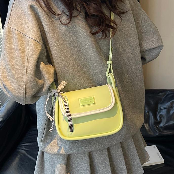 Bolsos de cercanías de nicho de ocio para mujer 2025 nueva primavera y verano bolso de hombro de diseño simple moda bolso de mensajero de todo fósforo