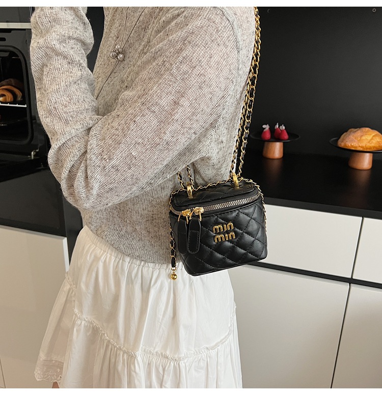 Little Bag Women 2025 Summer New Fashion diamond-shaped chain patent leather crossbody bag, versatile single-shoulder hand-carry bucket bag undefined