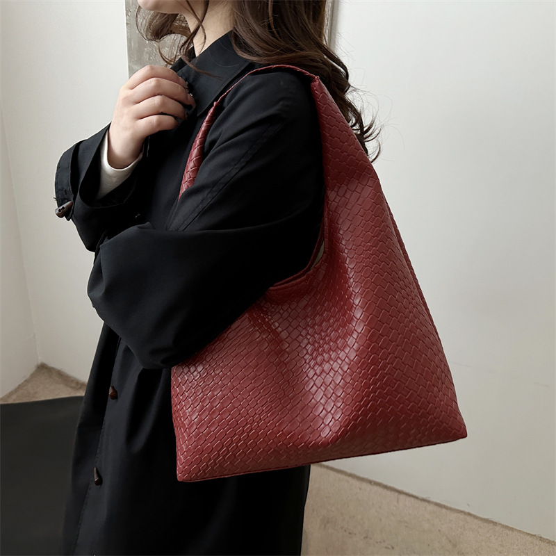 Casual diseño de gran capacidad de estilo extranjero bolso de hombro 2025 moda trenzado bolso de viaje simple retro bolso de brazo