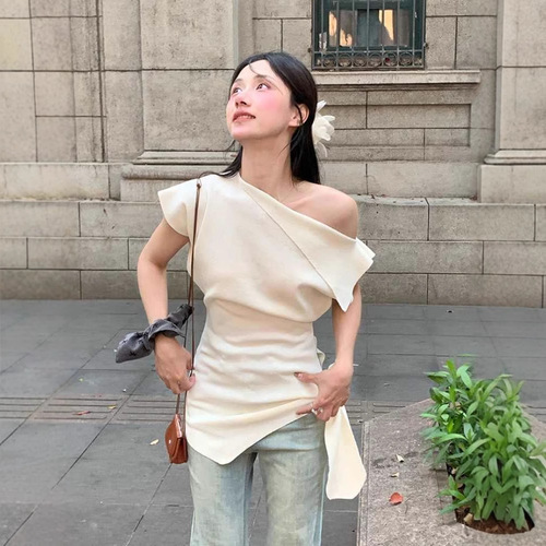 Small crowd irregular and beautiful slanting shoulder short-sleeved T-shirt women's summer design figure-fitting and slimming off-shoulder Korean top