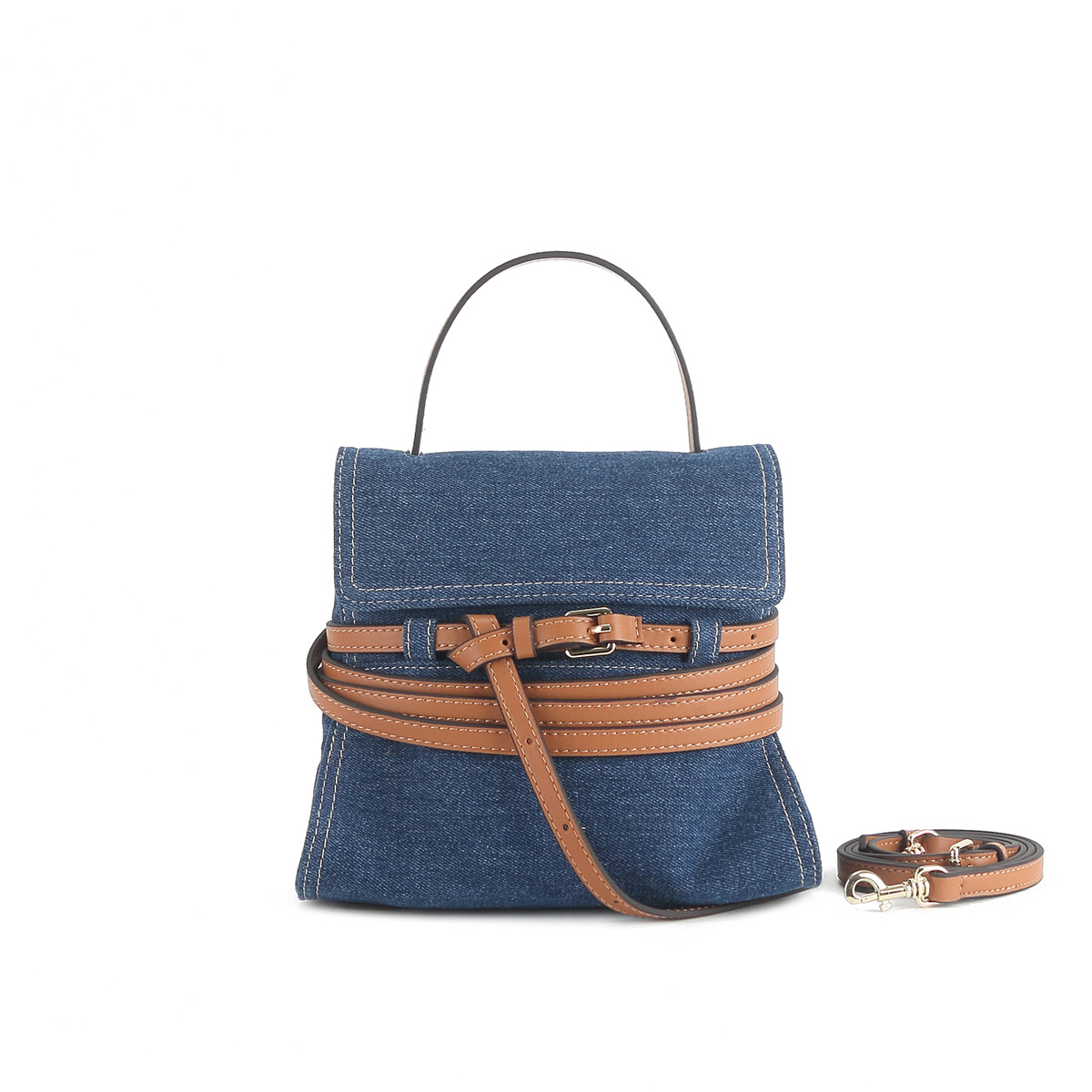 La correa de nicho de primavera 2025 lleva una bolsa de hombro con hebillas, una bolsa de hombro con hebillas, una bolsa de hebillas magnéticas y una bolsa especial bajo la axila.