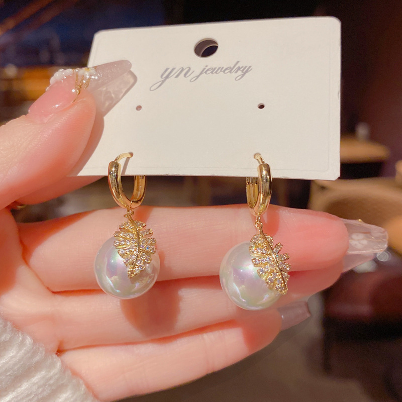 Dongdaemun micro con incrustaciones de ZIRCON hoja de perlas pendientes femeninos de Corea del Sur pendientes elegantes de la alta sociedad pendientes elegantes del todo-fósforo femenino