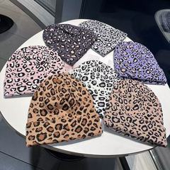 欧米の秋冬の新型ジャカードのヒョウ柄の毛糸の帽子の子供の街頭の凹形は厚くて暖かい耳の毛糸の冷たい帽子を保護します。