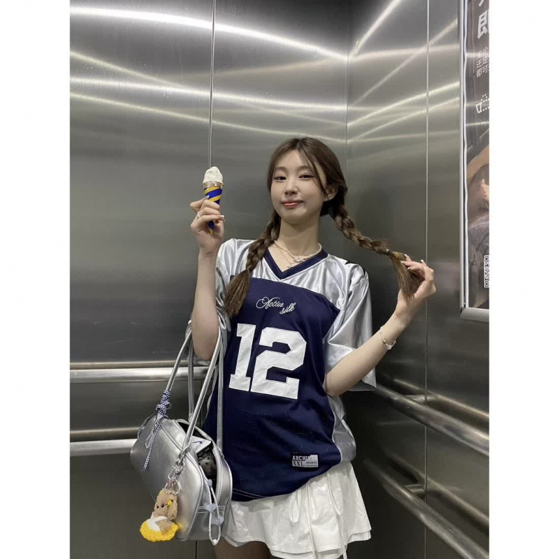 2025 アメリカンレトロ V ネックメッシュ通気性速乾性スポーツジャージ女性の夏のルーズ半袖 T シャツトップ服|undefined