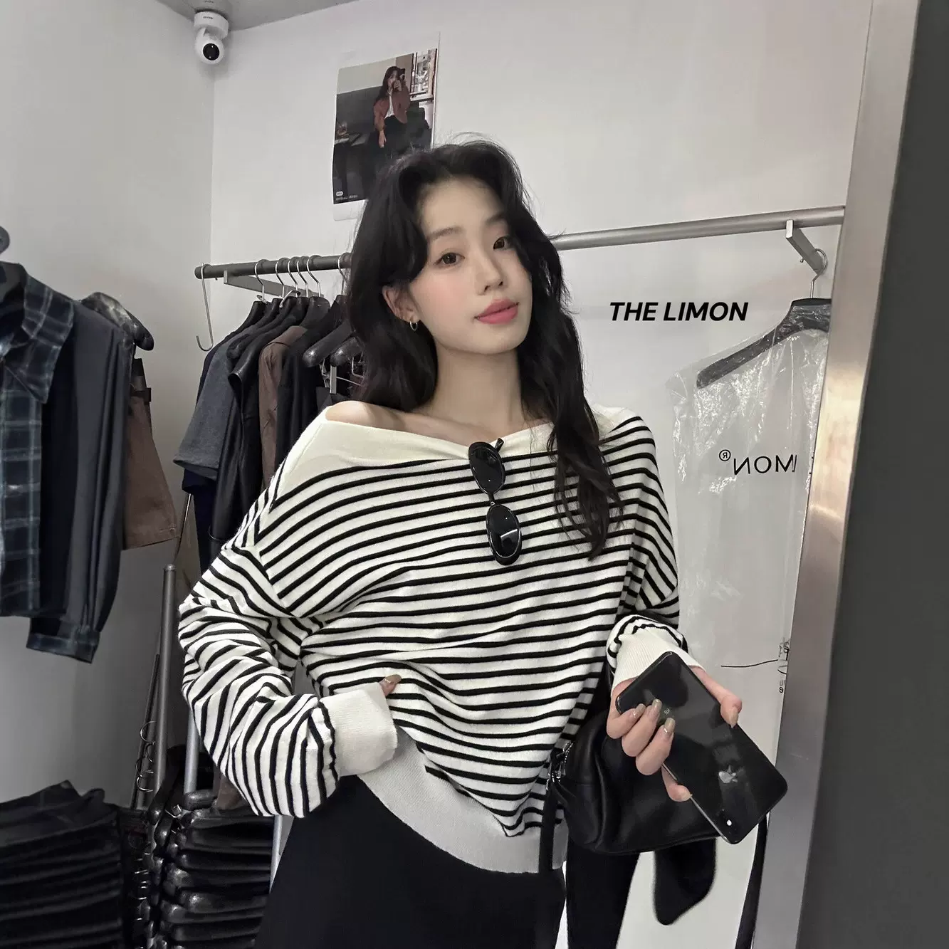 韩系复古斜肩条纹长袖针织衫女秋季新款性感露肩宽松毛衣显瘦上衣