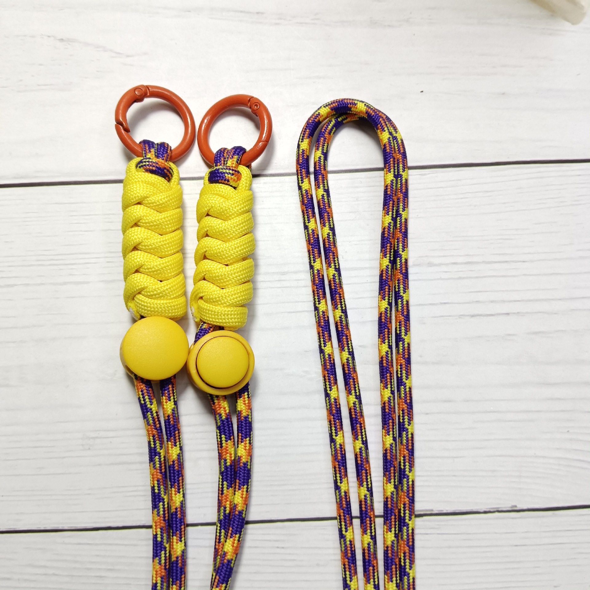 노란색과 보라색, 노란색(노란색 버튼)♢