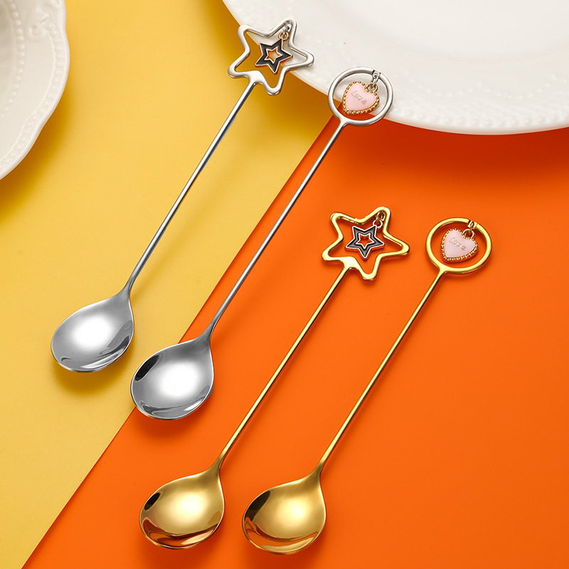 304 acero inoxidable de cinco puntas estrella colgante cuchara de agitación Chapado en titanio hueco colgante en forma de corazón café postre cuchara fruta tenedor