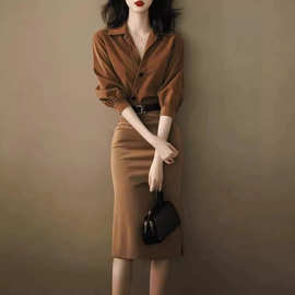 美拉德穿搭一整套轻奢新品感小香风咖色衬衫半身裙两件套装女秋季