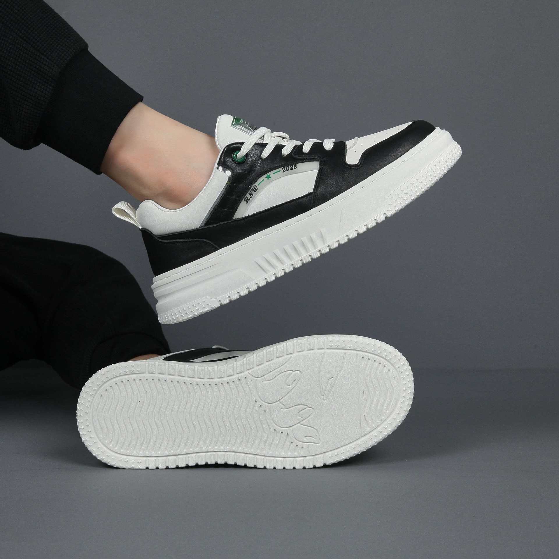 Zapatos casuales de cuero de vaca, zapatos casuales de hombre, zapatos blancos de moda coreana con un pedazo de calzado deportivo, suela gruesa