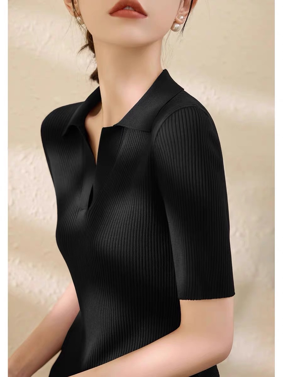 Áo thun polo nữ cổ chữ V dệt kim tay lỡ — màu nâu