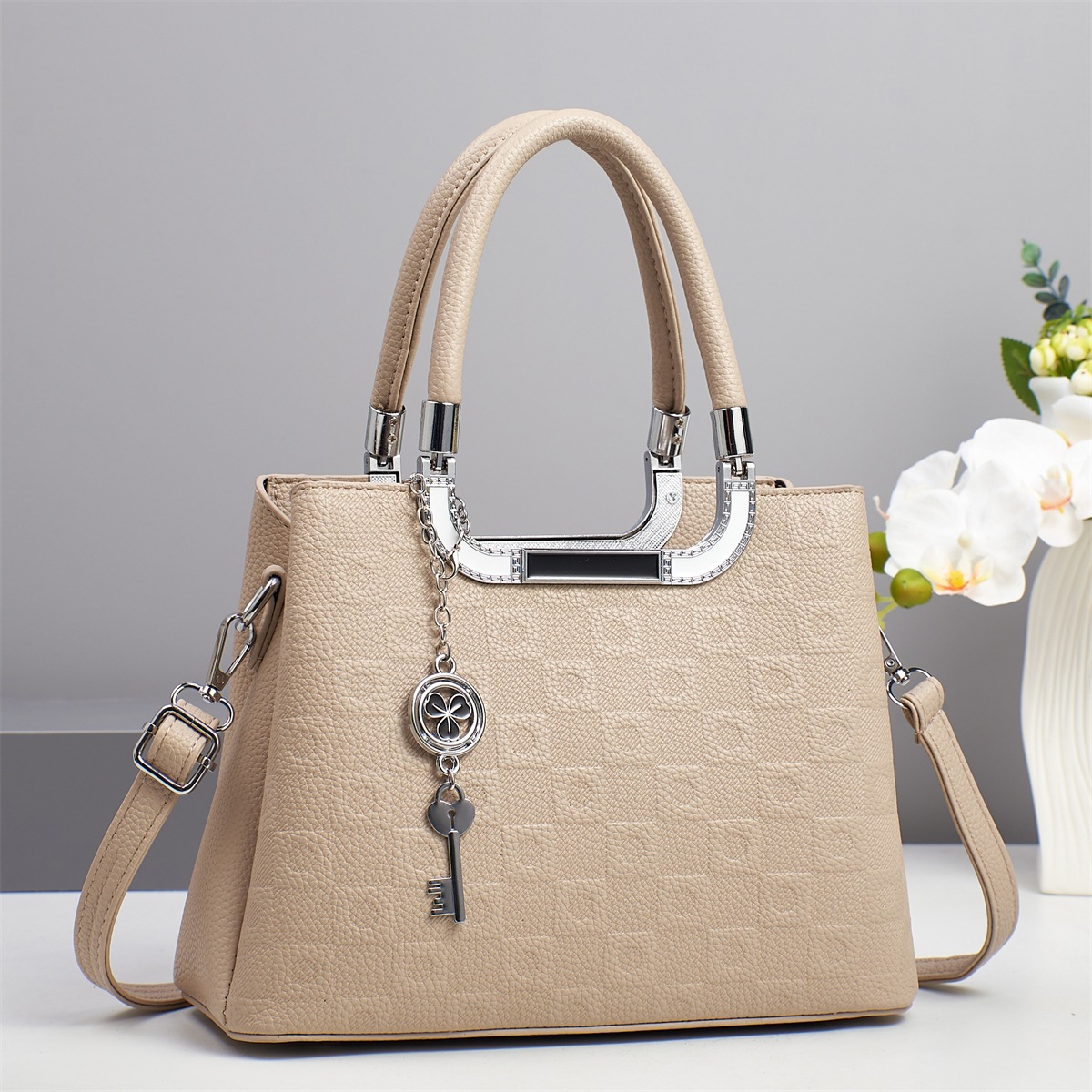 2025 marca atmósfera para enviar a la madre bolso de mano de las mujeres de mediana edad bolso de mensajero de todo fósforo nuevo sentido de alta calidad de gran capacidad