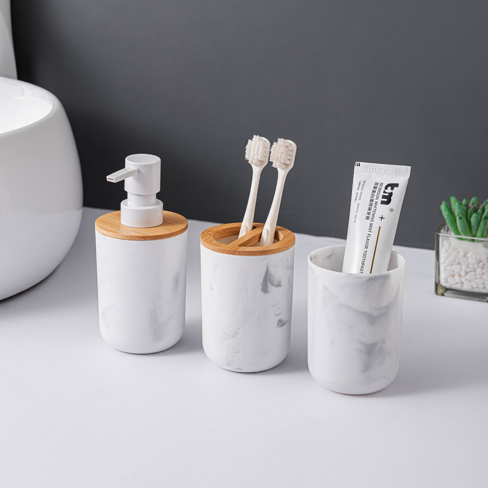 Baño de bambú y baño de tres piezas de baño de artículos de higiene de baño taza de enjuague cepillo de dientes de pasta de dientes conjunto de botella de loción