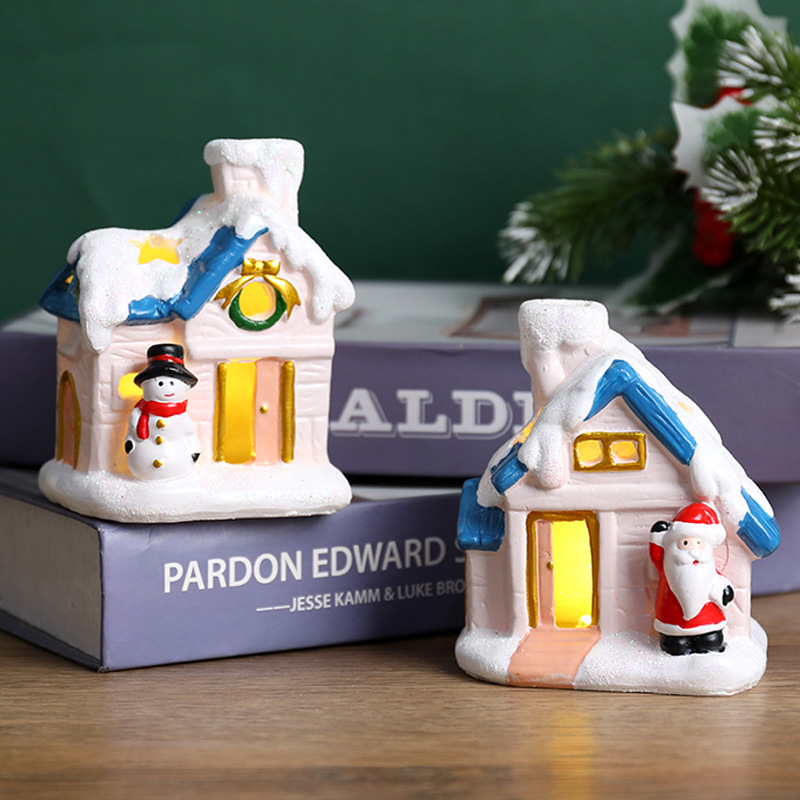 Nueva casa pequeña emisora de luz transfronteriza Casa de nieve de estilo europeo Santa Claus muñeco de nieve decoración de la casa decoraciones de Navidad
