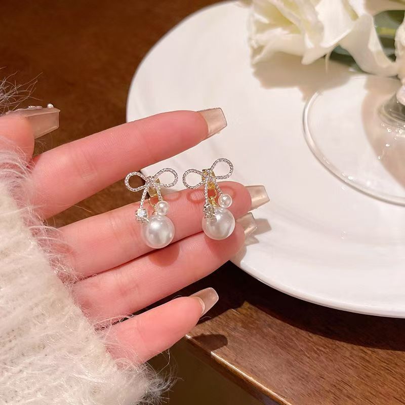 Cubic Zirconia And Pearl Stud Earrings For Everyday Elegance_voghion.com