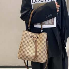 白格子水桶包2025欧美新款女包英伦休闲斜跨单肩包简约抽带水桶包