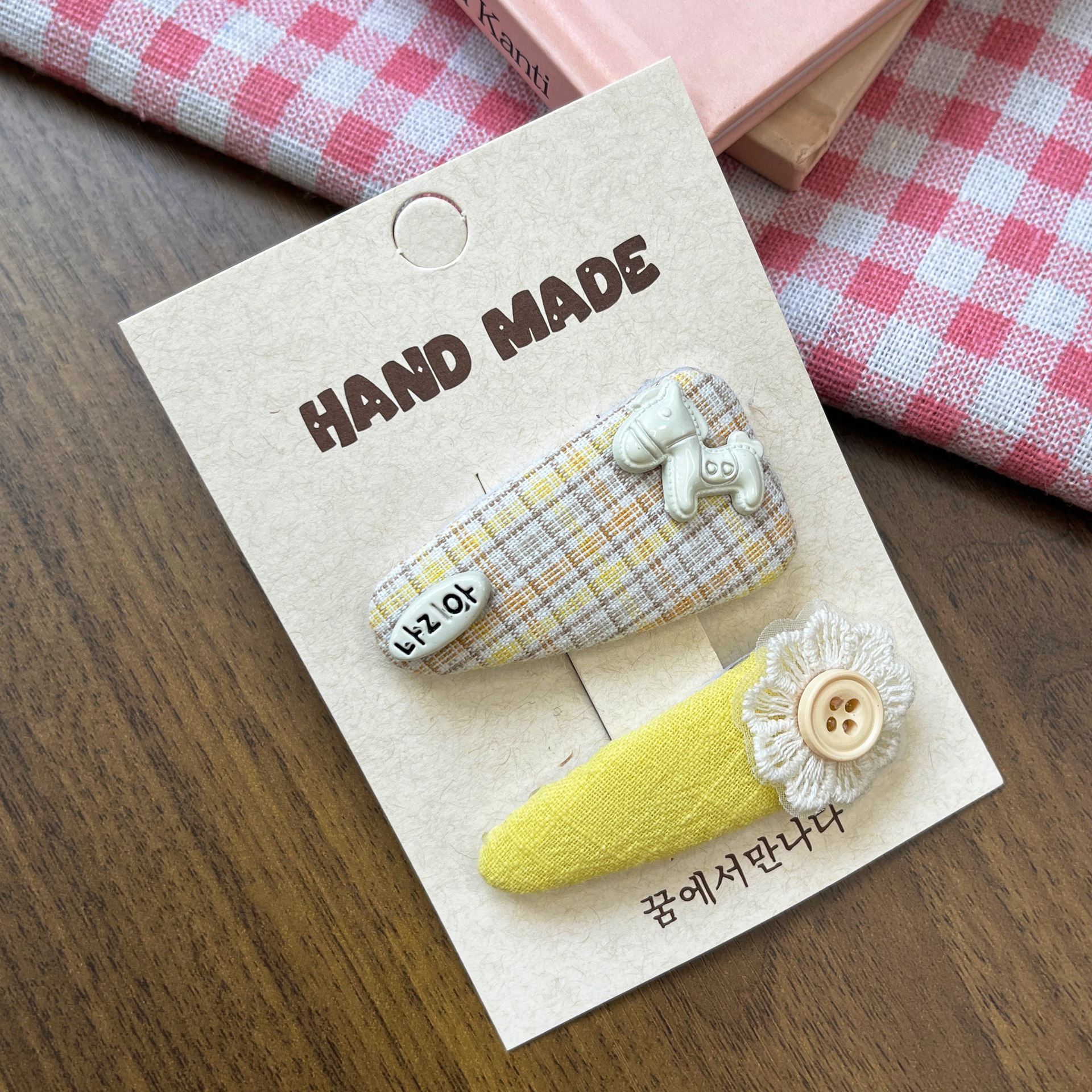 Yellow Plaid Pony (en inglés)