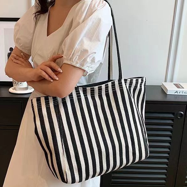 Pequeña bolsa de lona a rayas frescas de hombro para mujeres, bolsas escolares de clase de gran capacidad, bolsas de compras japonesas y coreanas, bolsas especiales.