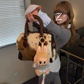 2025秋冬新款复古棕色毛绒绒撞色奶牛包小众设计手提斜跨波士顿包